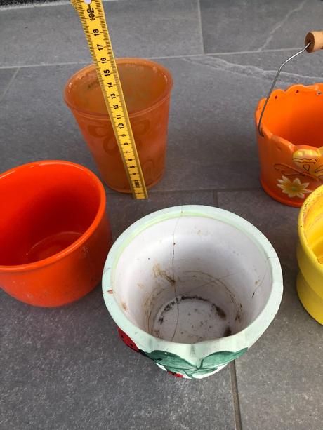 Male keramicke kvetinače,