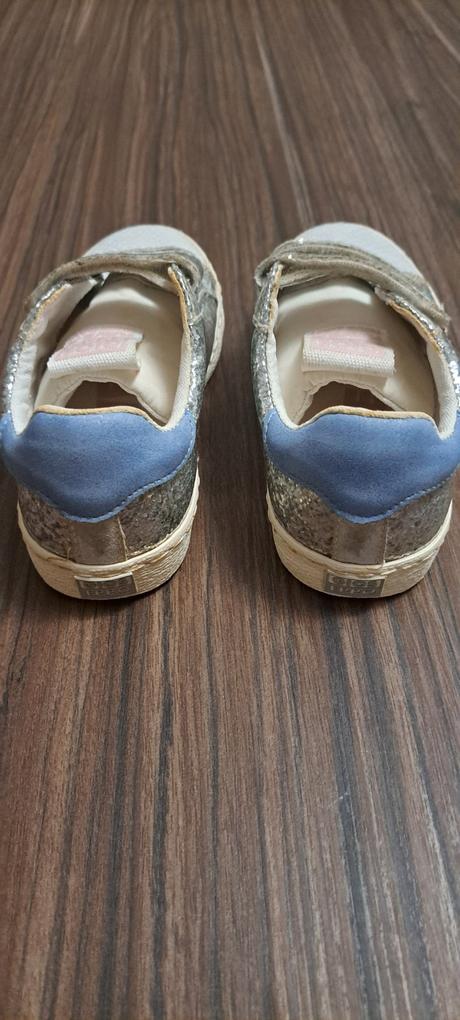 Trblietavé tenisky, 30