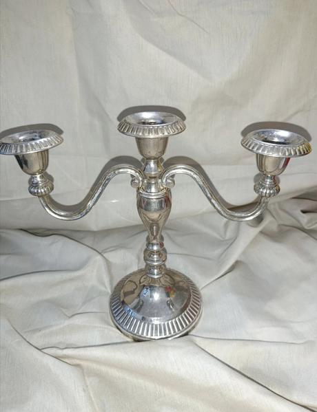 Veľký postriebreny svietnik  výška 23 šírka 27, 
