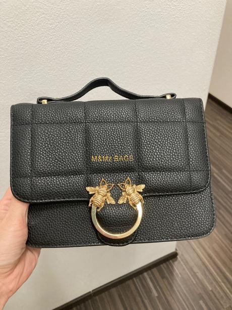 Pekná crossbody čierna kabelka, 