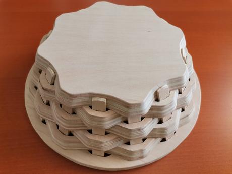 Drevený košík s motívom sliviek, 