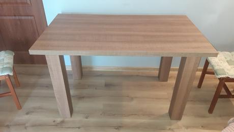 Jedálenský stôl a 4 stoličky, 