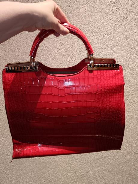 Kabelka červená, zlatisté detaily,