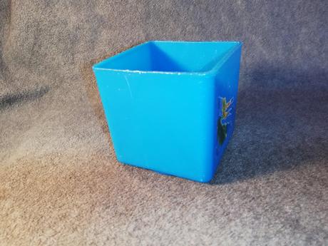 Modrá plastová nádobka, 