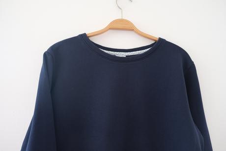 Tmavomodrá mikina, 40