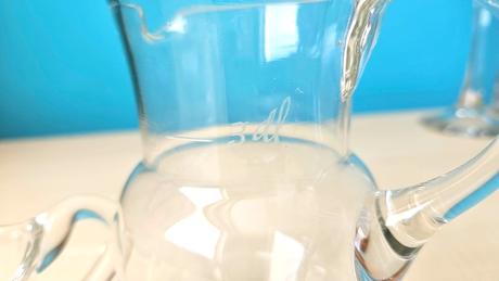 Dva malé džbánky z číreho skla, 