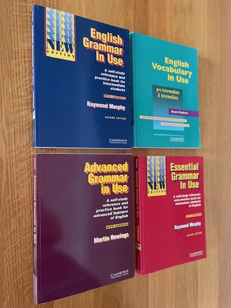 Cambridge učebnice angličtiny a slovník,