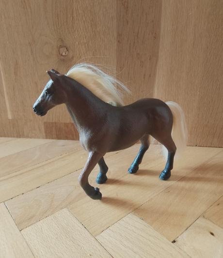 Schleich kobyla s cesacou hrivou,