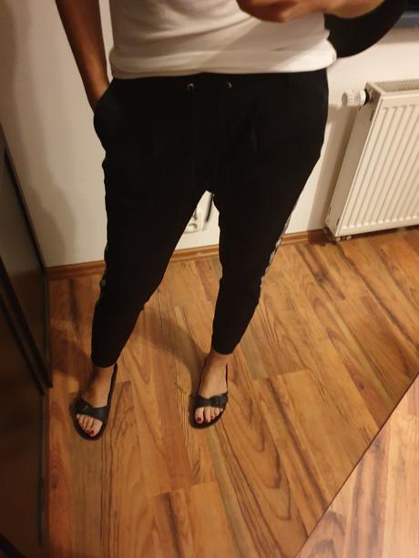 Nohavice s pudlom, amisu,m