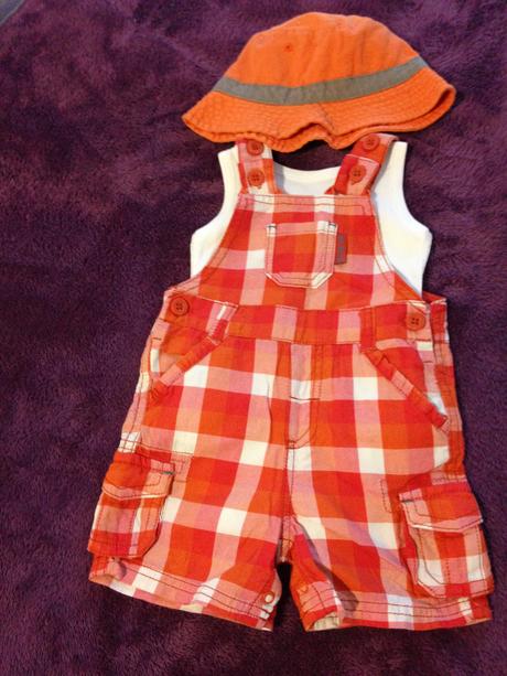 Kraťasi na traky+bodíky+klobúčik, marks & spencer,68