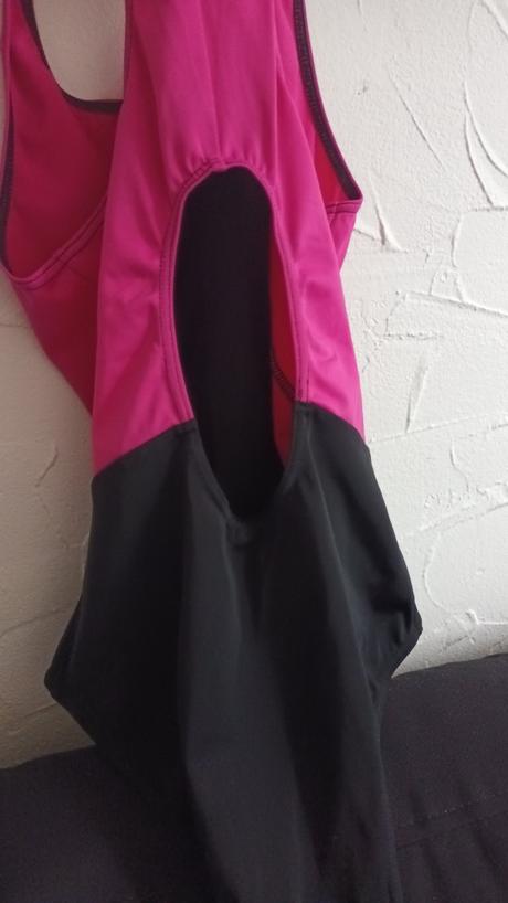 Jednodielné plavky s otvorom na chrbátiku, 146