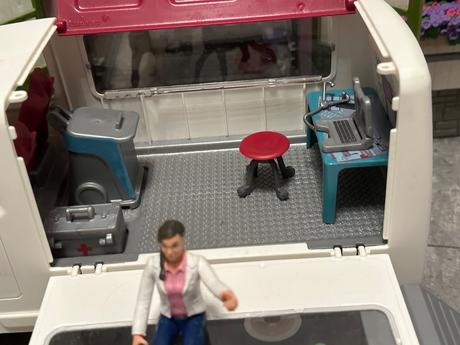 Schleich mobilná veterinárna klinika, 