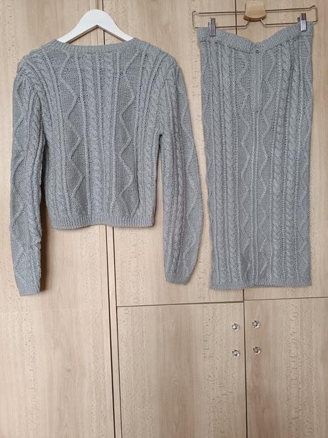 Sivý pletený komplet sveter a sukňa, s