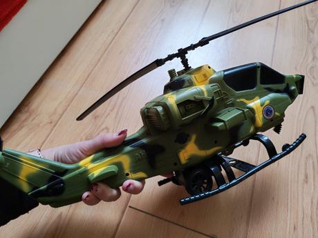 Vojenský vrtuľník vydávajúci zvuky, 
