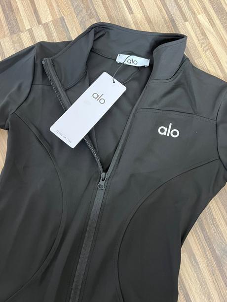 Obtiahnuta mikina na zips alo, s / xs