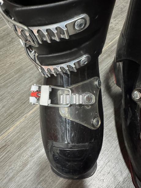 Lyžiarky, atomic,34