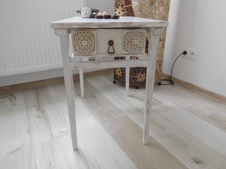 Stolík príručný drevený,, 