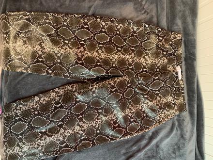 Vzorované nohavice s efektom kože, mango,s