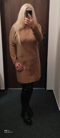 Úpletové camel šaty, m