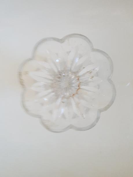 Sklenena brusena vaza na nozicke,