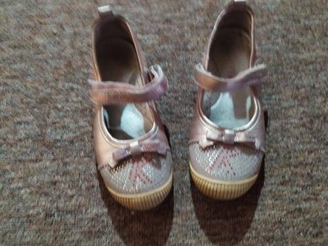 Topánky 33 s poštou, 33