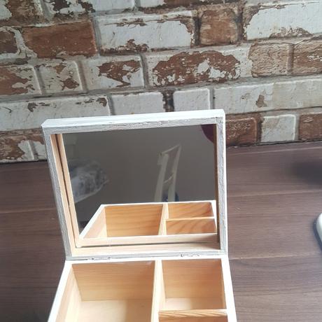 Drevená šperkovnica so zrkadielkom, 