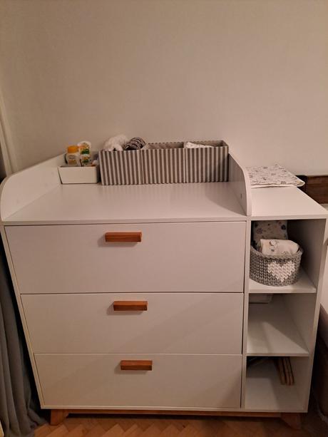 Komoda s prebaľovacím pultom, 