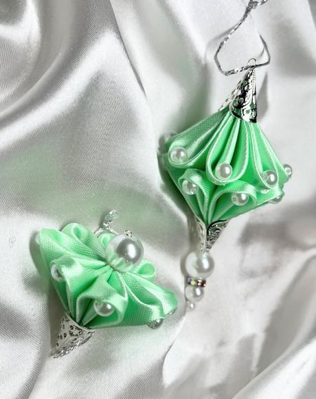 Vianočný saténový cencúľ, 