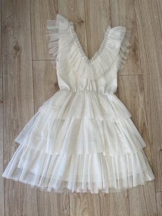 Volanove saty, prosposobia sa postave, m