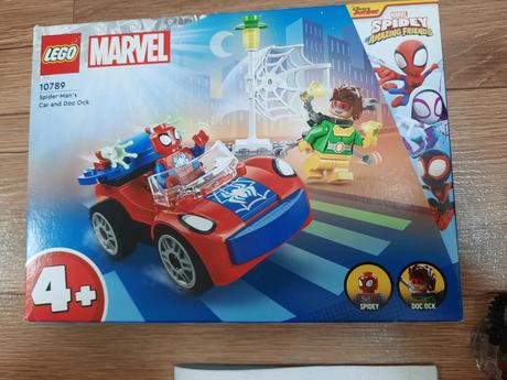 Lego marvel- spiderman v aute, 
