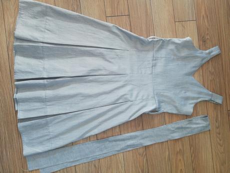 Strieborne šaty, 38