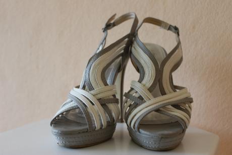 Predám šedo-biele sandále, 37