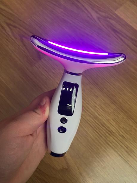 Masážny prístroj na spevnenie tváre a krku, 