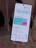 Prvé, čo mi nebolo úplne jasné pri benefitoch Všeobecnej zdravotnej poisťovne, boli sumy. V reklamách štyristopäťdesiat eur, v mojej appke stovka. Potom mi docvaklo, že v tej svojej Peňaženke zdravia som bola sama.
Peňaženka zdravia je tá časť appky, kde to všetko je. Sú v nej príspevky na doplatky, čiže na to, čo si v lekárni, u zubára alebo v optike platíte z vlastného vrecka. A je to postavené na tom, že sa treba prepojiť.
Tak som si tam vtedy pridala dcéru a pozvala manžela. Keď sa nám narod...