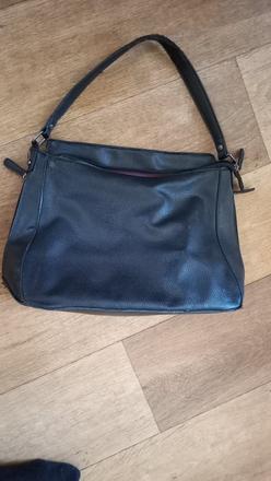 Čierna kabelka ľahká na donosenie,