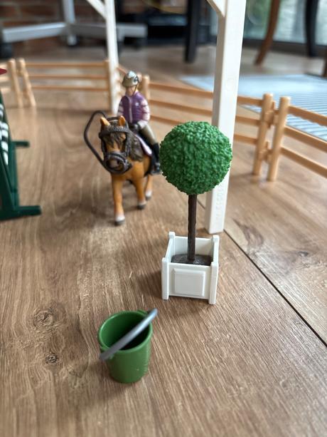 Schleich jazdecká skola s prekážkami a koňmi,