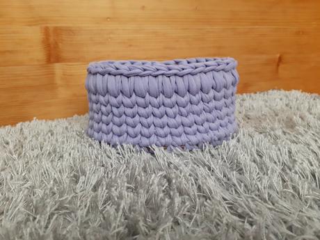 Háčkovaný košík s dreveným dnom, 