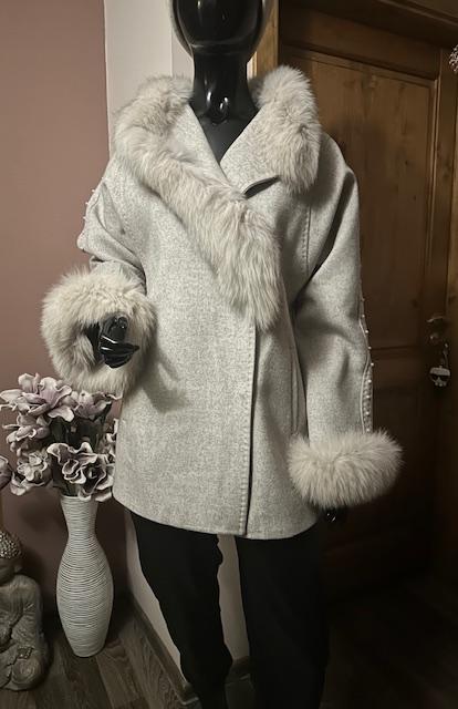 Krásny béžový kabát s perličkami na rukáve, l / m