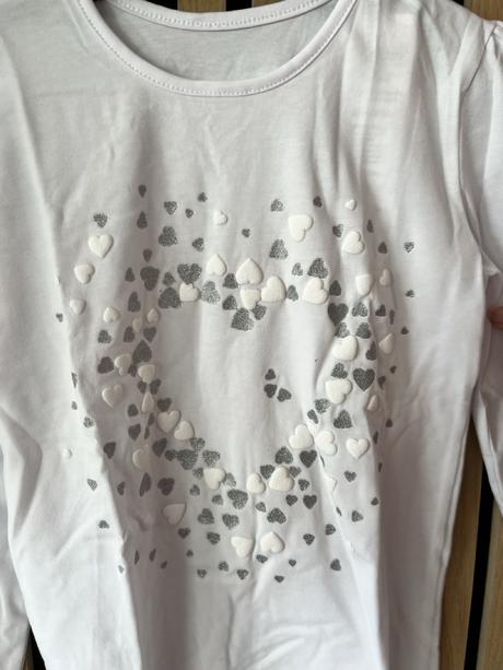 Biele tričko so srdiečkami s dlhým rukávom, 134