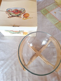 Sklenená misa s podstavcom,