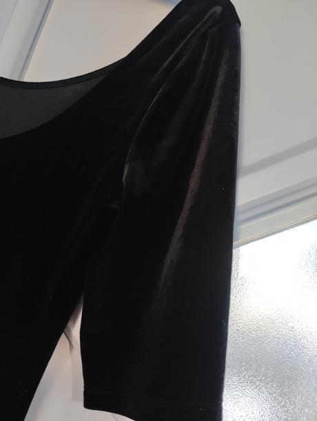 Čierne zamatové šaty, s