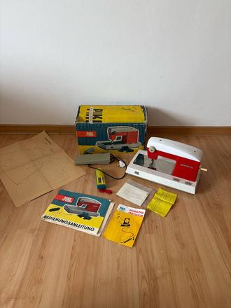 Starý retro detský šijací stroj - piko,
