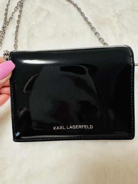 Malá lakovaná peňaženka s retiazkou karl lagerfeld, karl lagerfeld