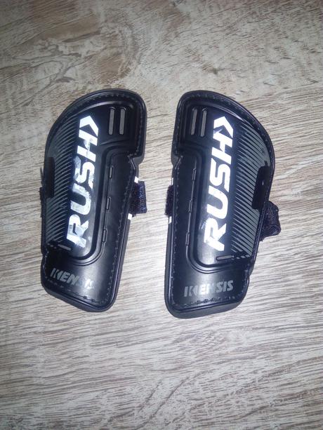 Halová obuv + chraniče, lotto,27