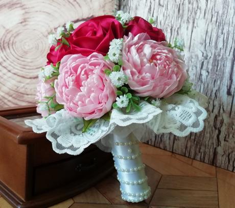 Kytica saténových pivoniek a ruží, 