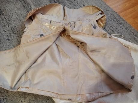 Béžový kostým, 46