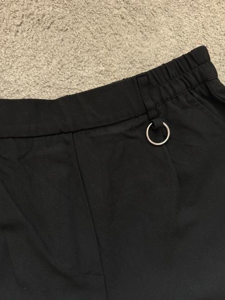 Elegantné čierne kraťasy, bershka,m