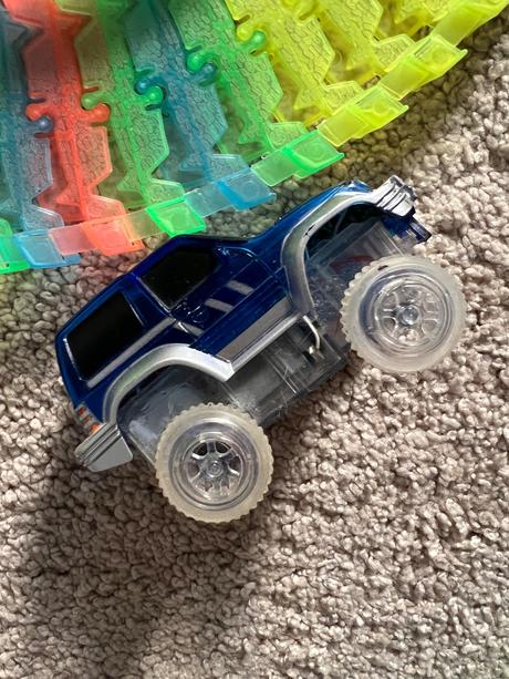 Svietiaca autodráha z dielikov,