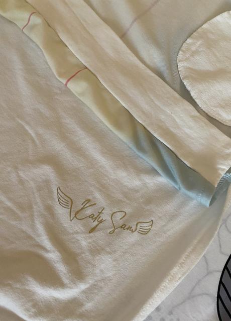 Šaty s kapucou a aplikáciami new collection uni v.,