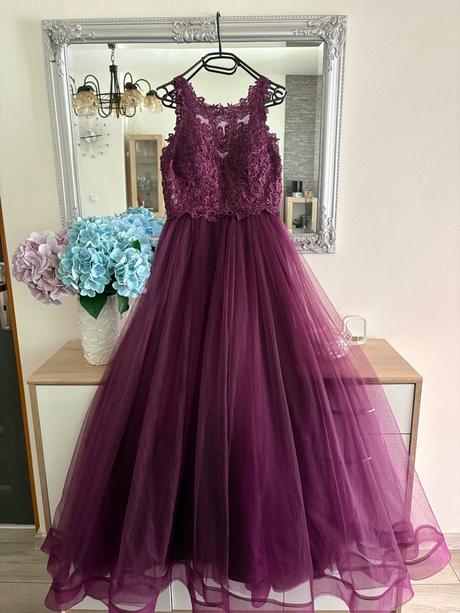 Fialové spoločenské šaty, m